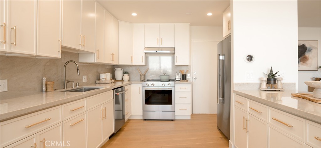 100 S Doheny Drive 1105