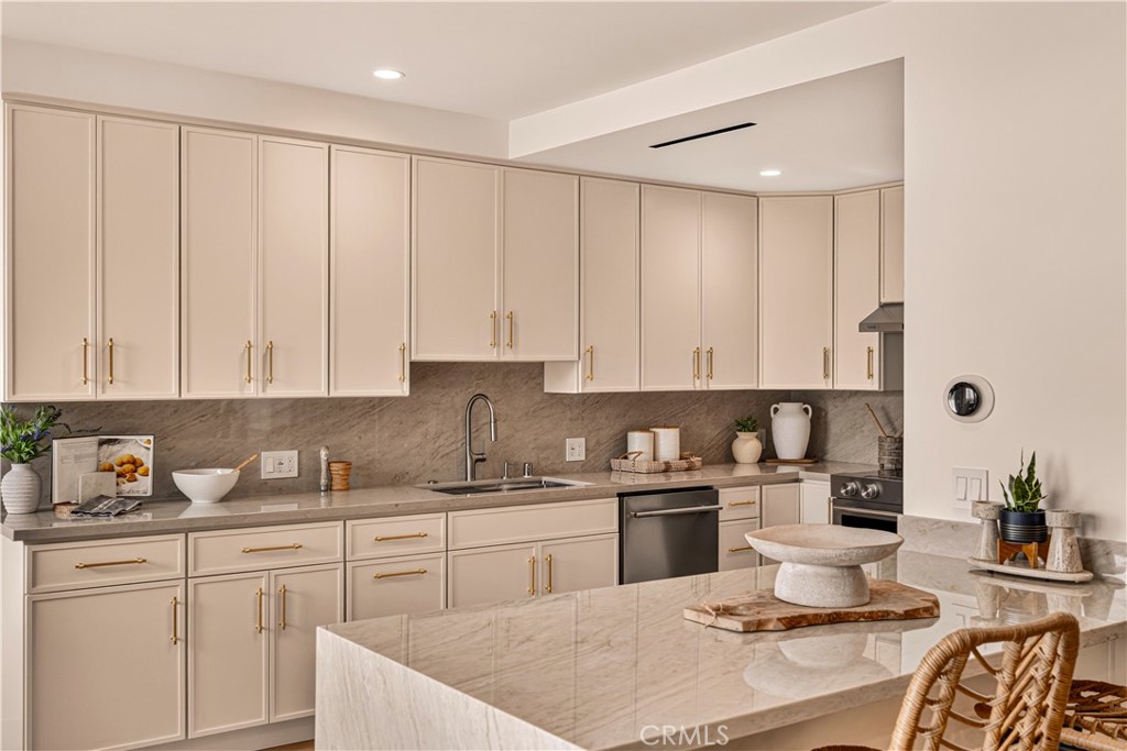 100 S Doheny Drive 1105