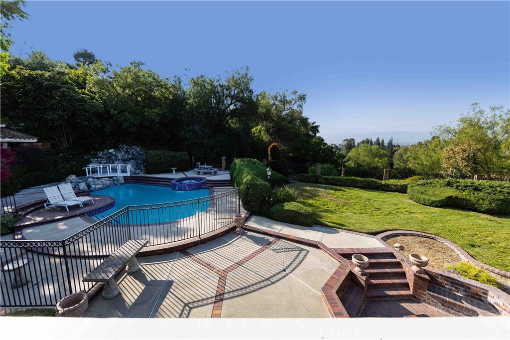 2993 E Hillside Drive