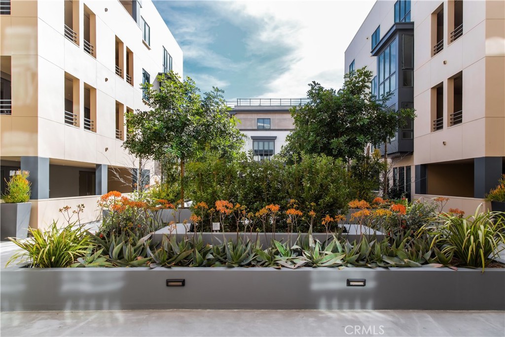 39 S Los Robles Avenue 3006