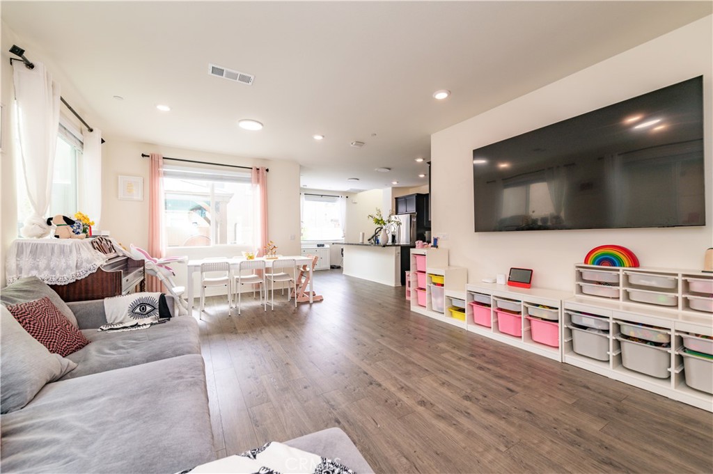 8635 Autumn Path Street