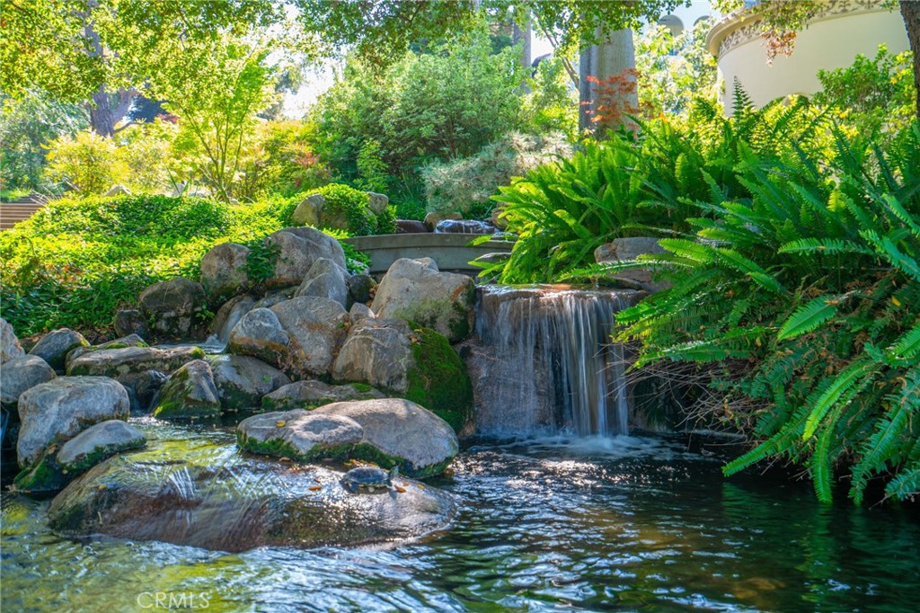 196 S Orange Grove Boulevard 304