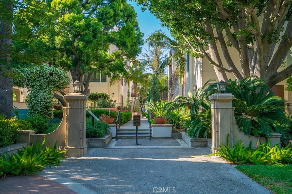 196 S Orange Grove Boulevard 304