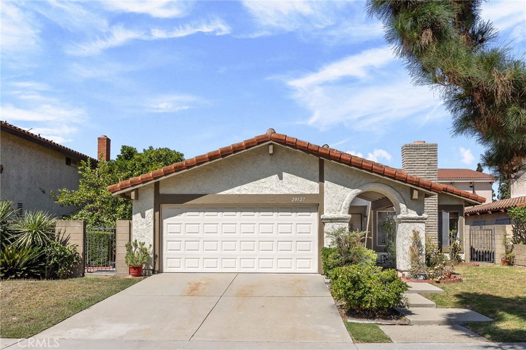 20127 Avenida Pamplona