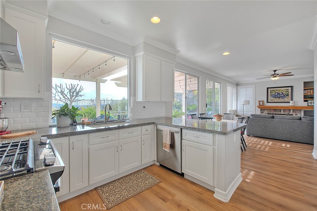 15047 Avenida Compadres