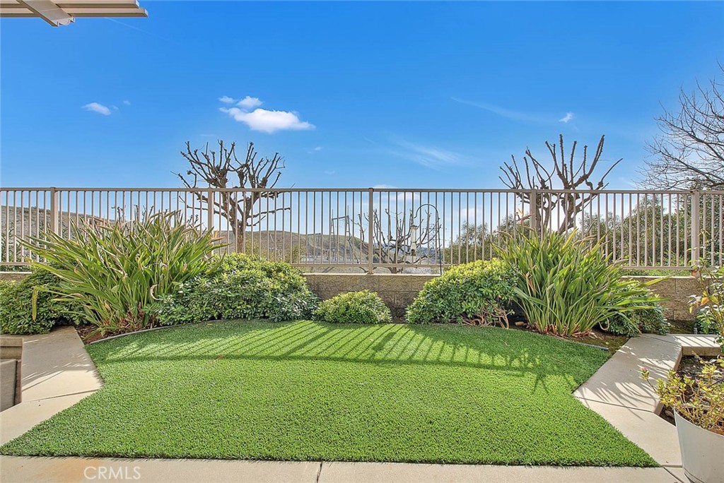 15047 Avenida Compadres