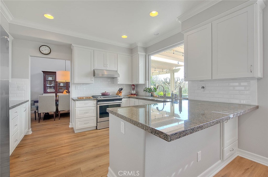 15047 Avenida Compadres