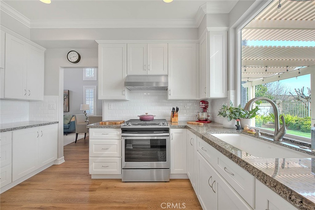 15047 Avenida Compadres