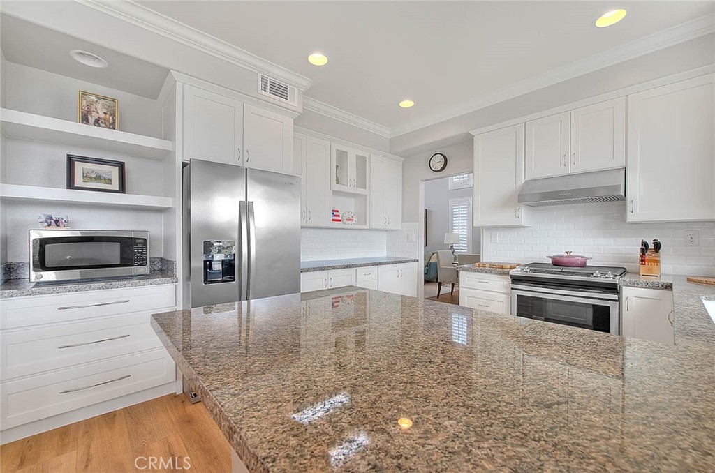 15047 Avenida Compadres