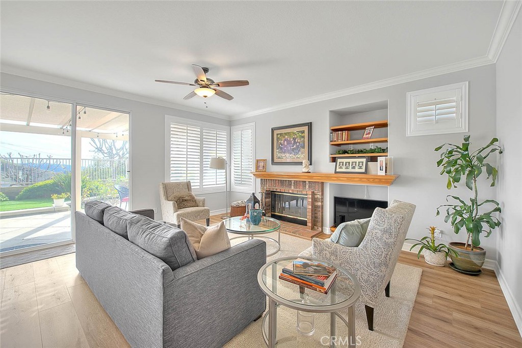 15047 Avenida Compadres