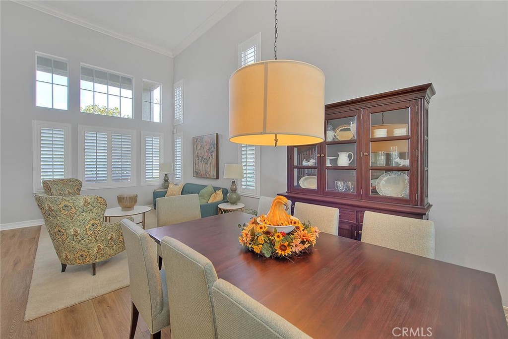 15047 Avenida Compadres