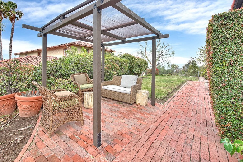 1276 Hillcrest Drive