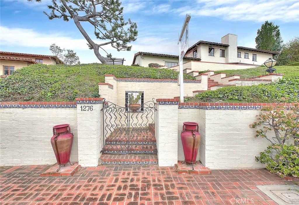 1276 Hillcrest Drive