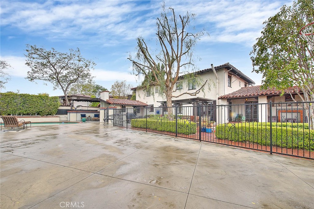 1276 Hillcrest Drive