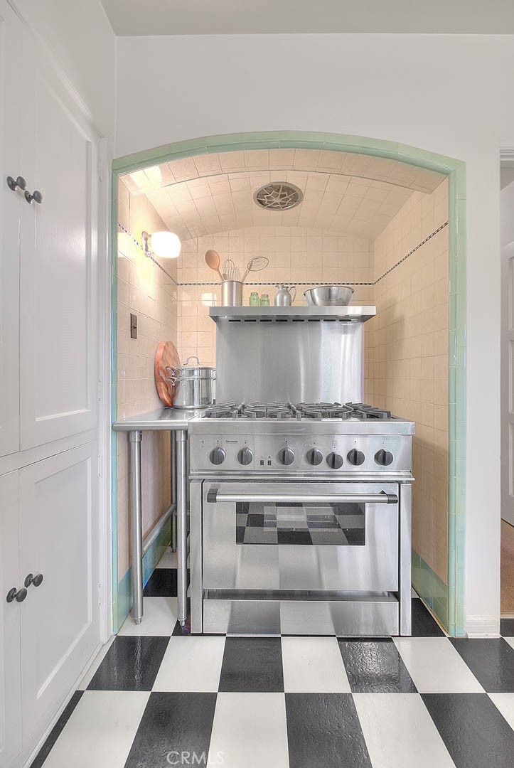 1276 Hillcrest Drive