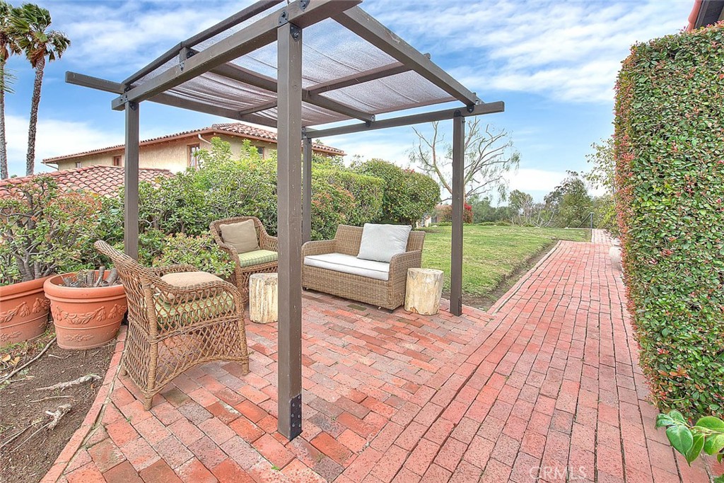 1276 Hillcrest Drive