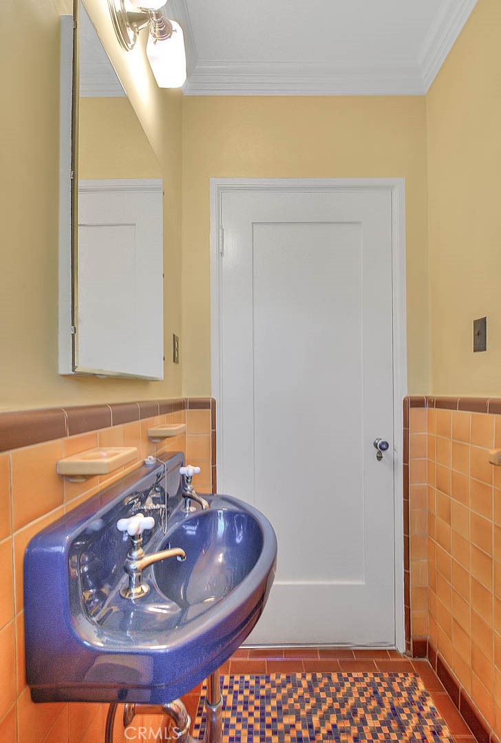 1276 Hillcrest Drive