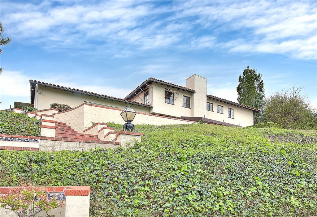 1276 Hillcrest Drive