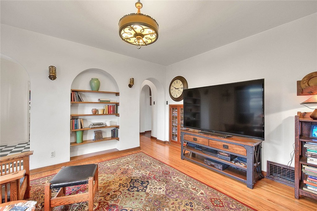 1276 Hillcrest Drive