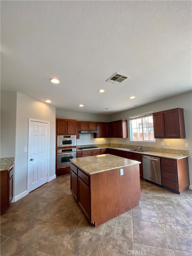 41026 Crimson Pillar Lane