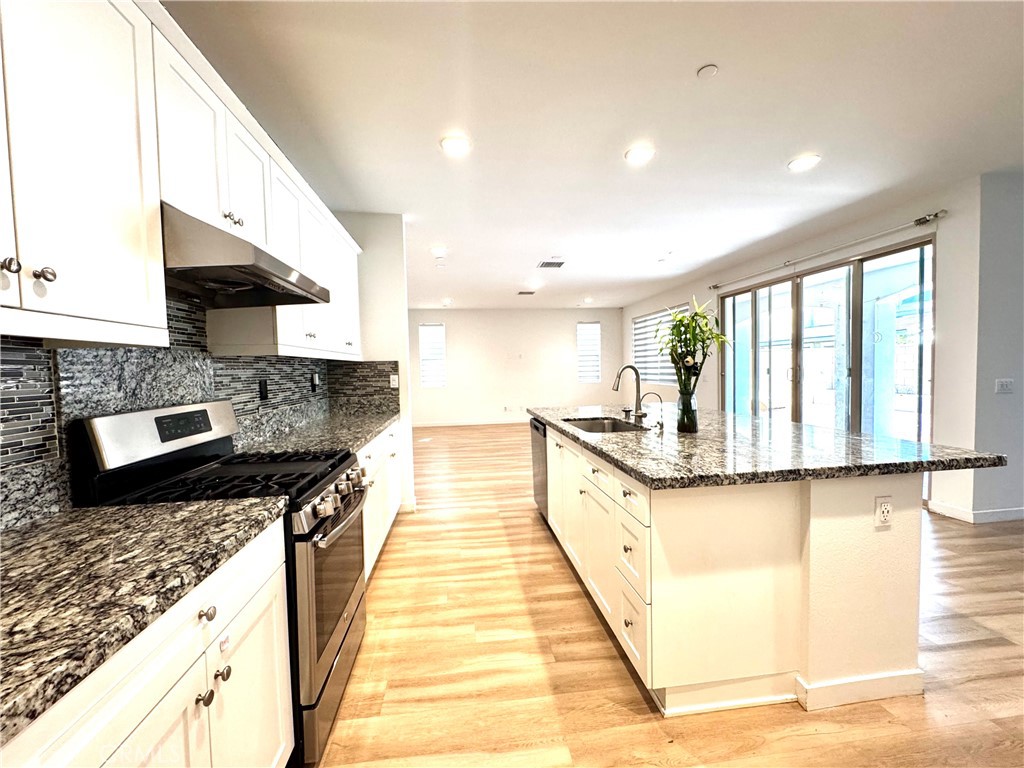 2932 E Copperhill Street