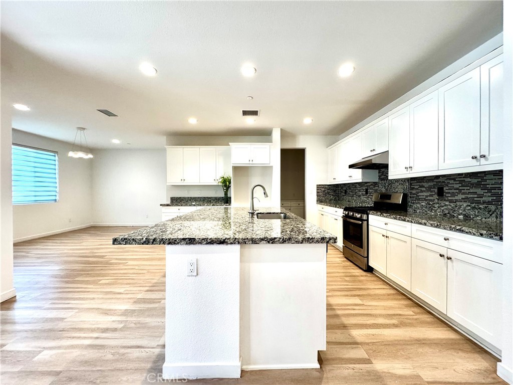 2932 E Copperhill Street