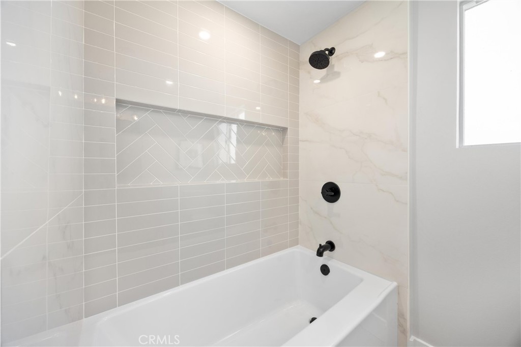 1501 E Maplegrove Street