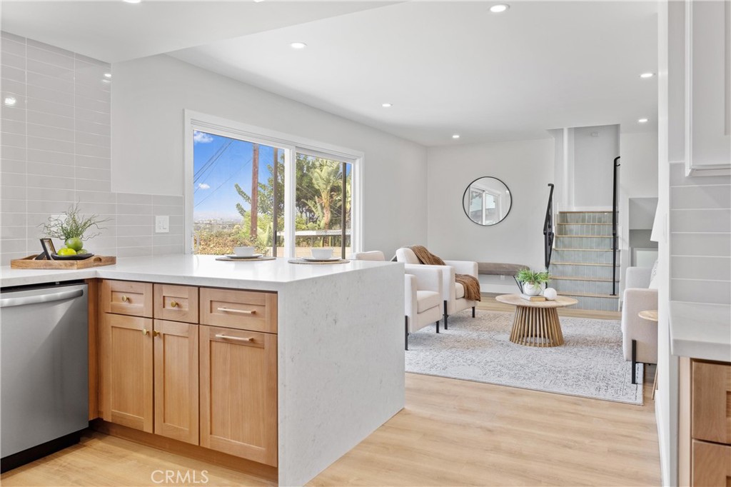 1501 E Maplegrove Street