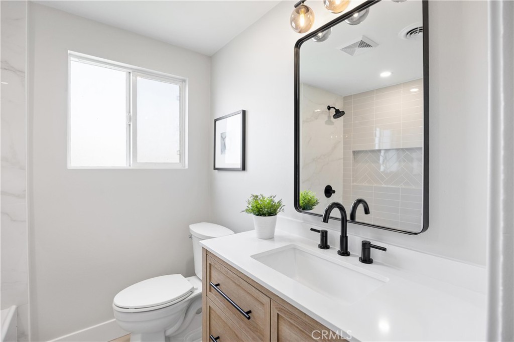 1501 E Maplegrove Street