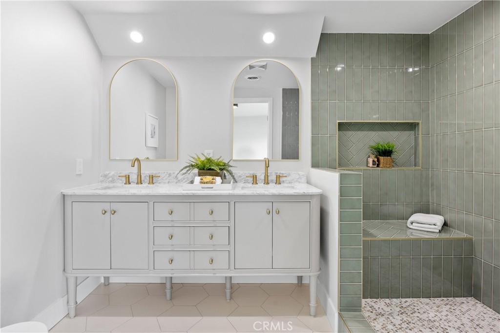 1501 E Maplegrove Street