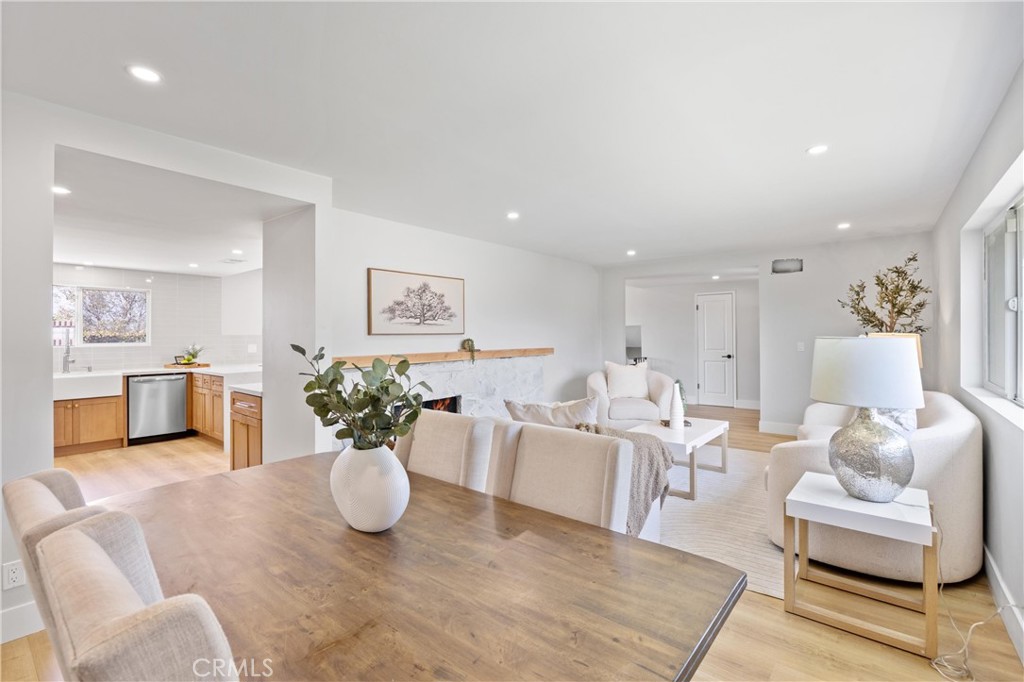 1501 E Maplegrove Street