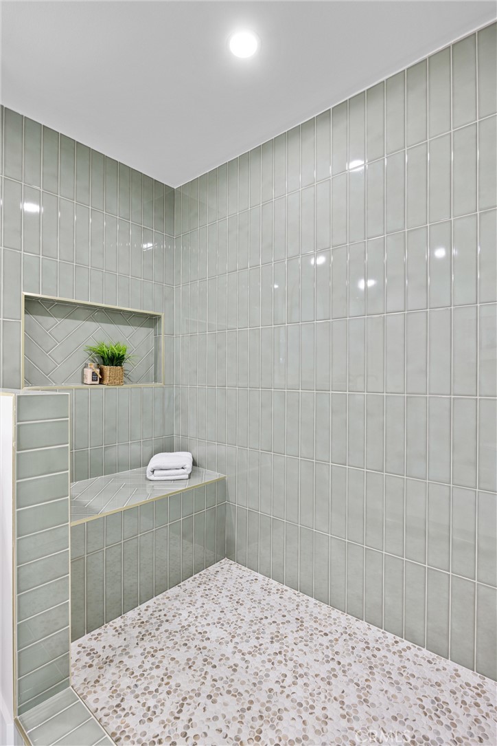 1501 E Maplegrove Street