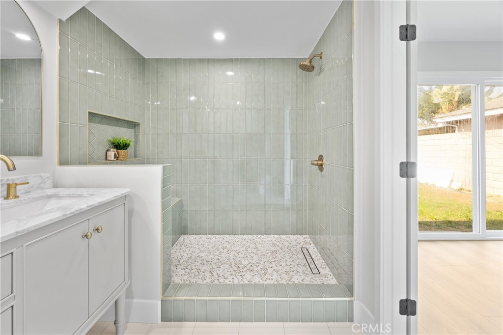 1501 E Maplegrove Street