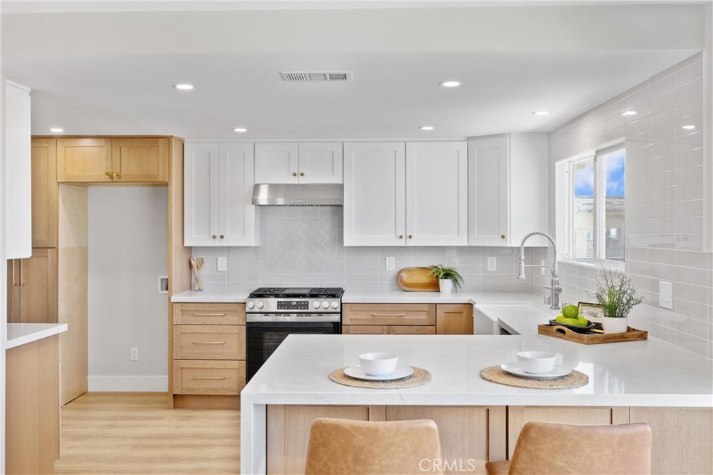 1501 E Maplegrove Street