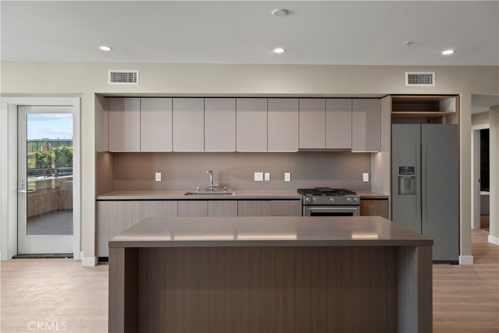 39 S Los Robles Avenue 3006