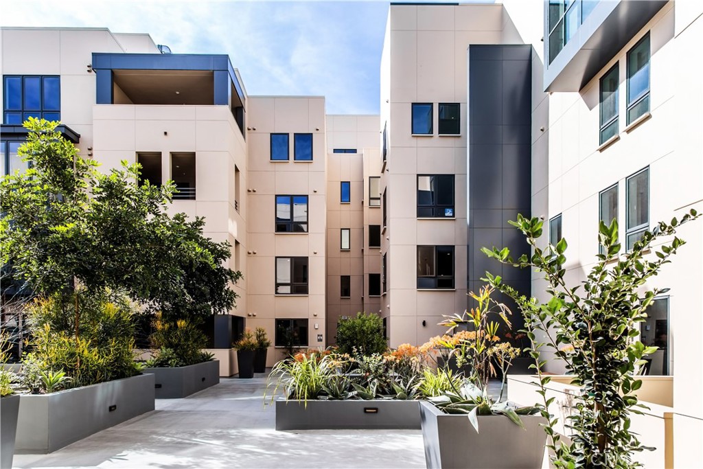 39 S Los Robles Avenue 3006