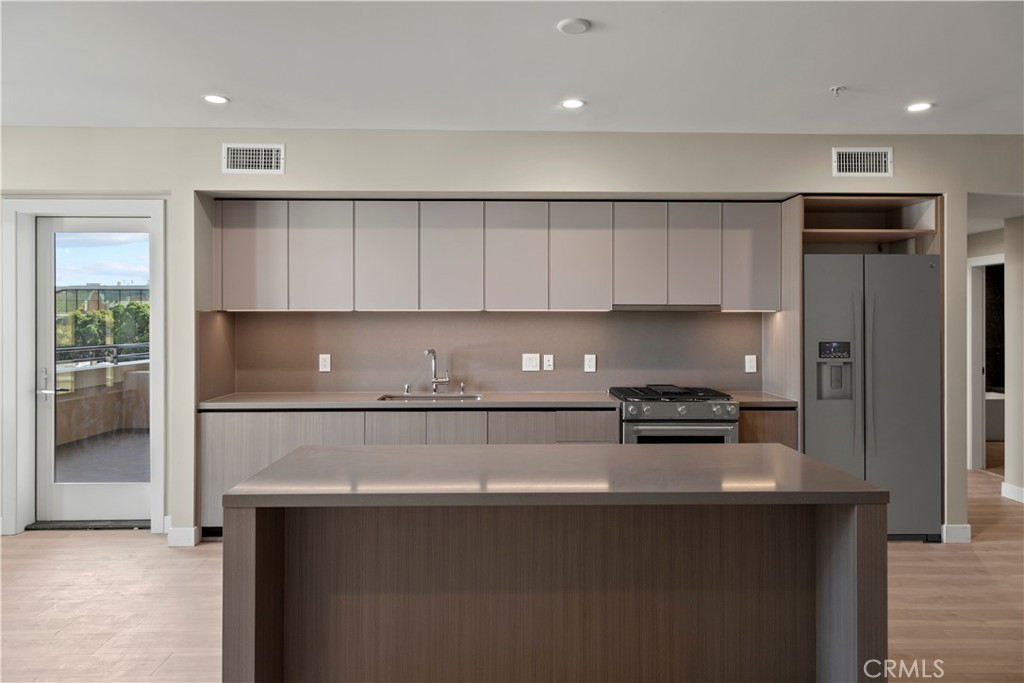 39 S Los Robles Avenue 3006