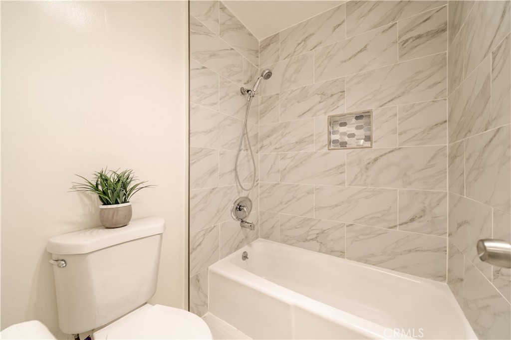 5674 Windsor Way 201