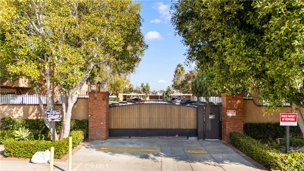1001 W Macarthur 2