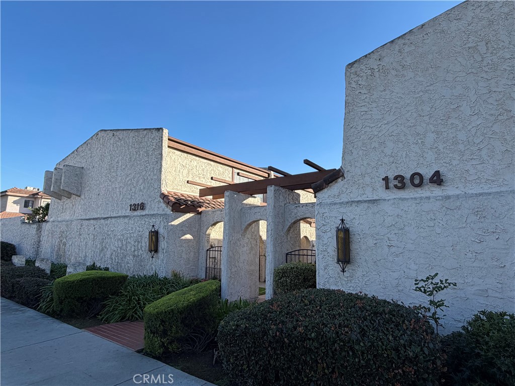 1304 Elm 13