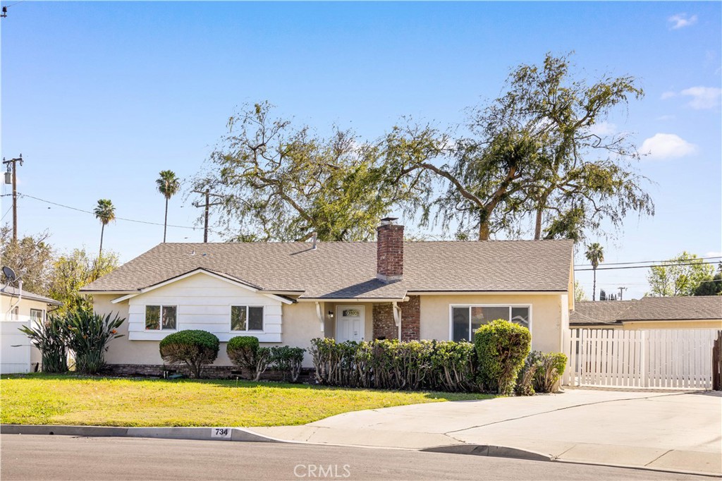 734 E Alwood