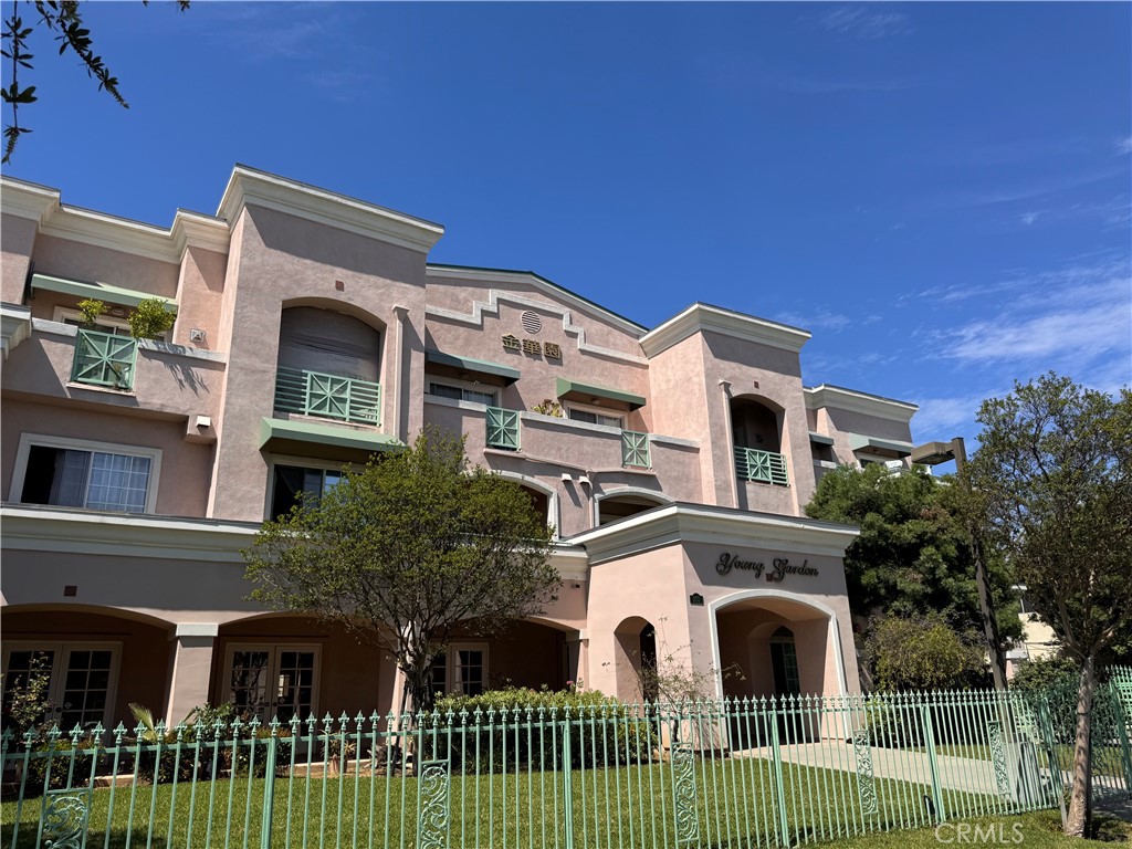 303 N Nicholson