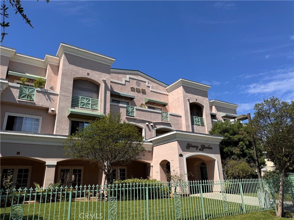303 N Nicholson