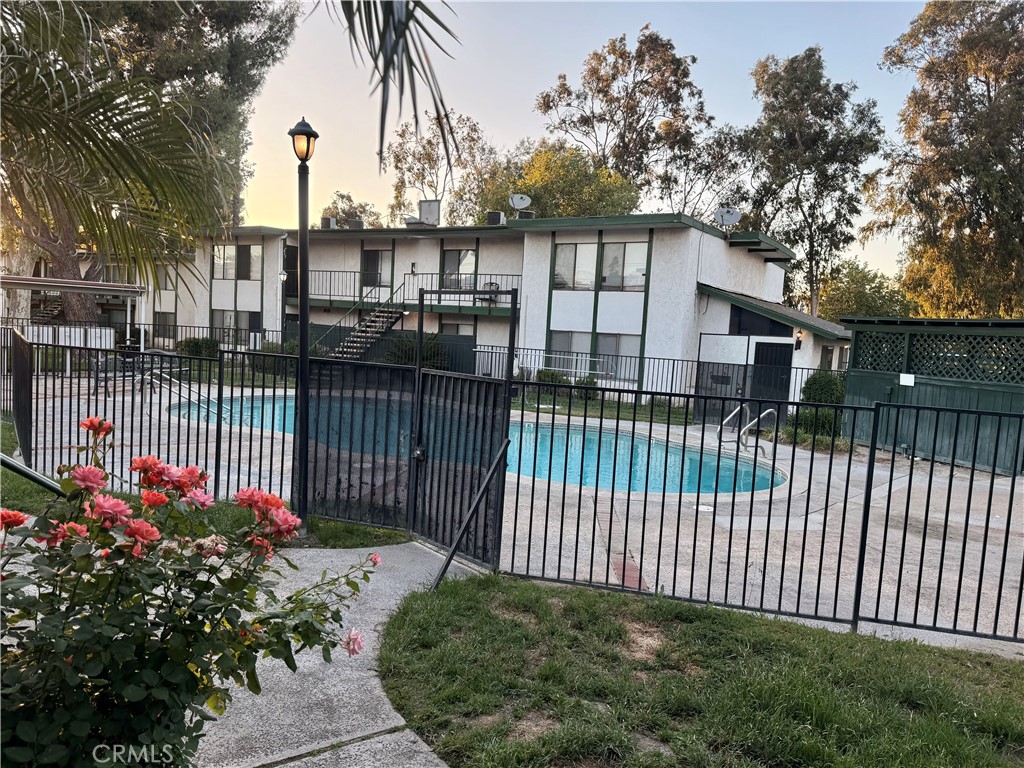 1735 E Washington