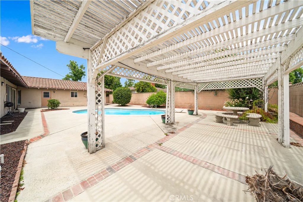 1346 N Shelley