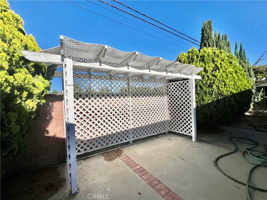 16527 Superior