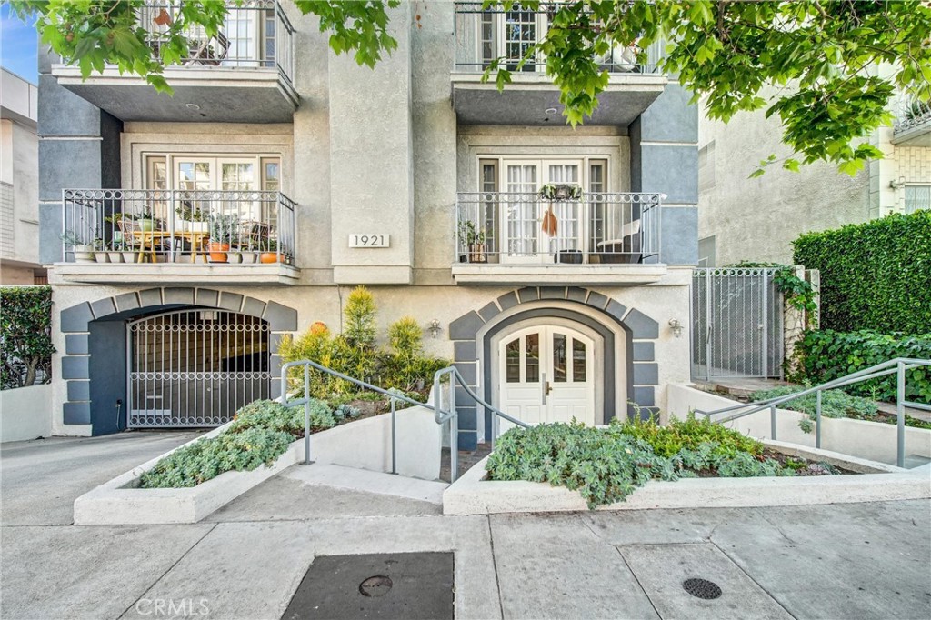 1921 Malcolm Avenue 201