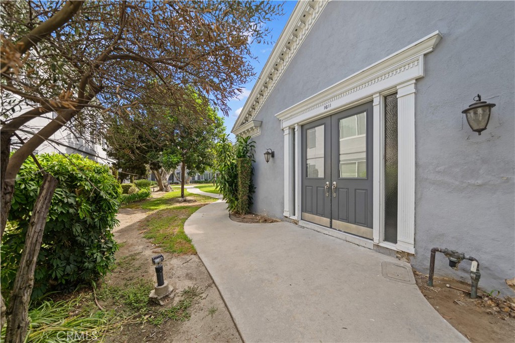 1611 S Pomona D13