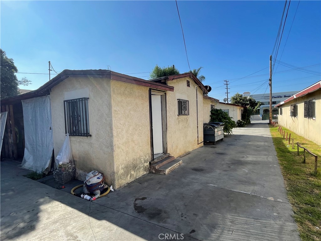 10823 Weaver Avenue