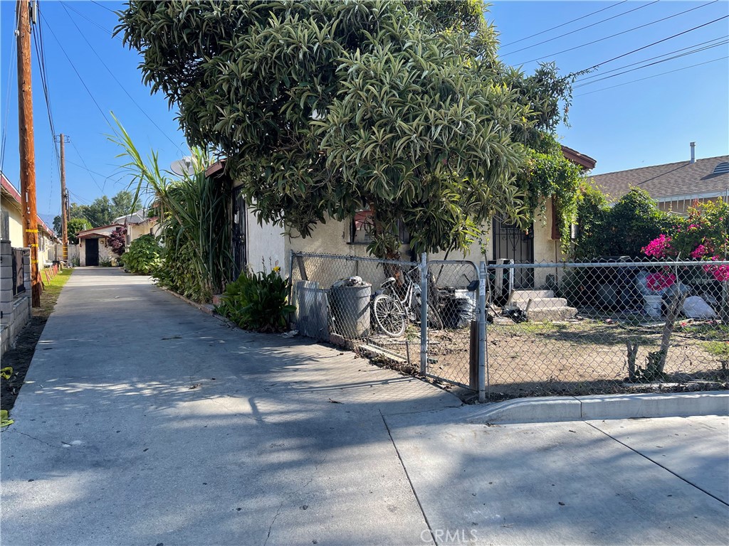 10823 Weaver Avenue
